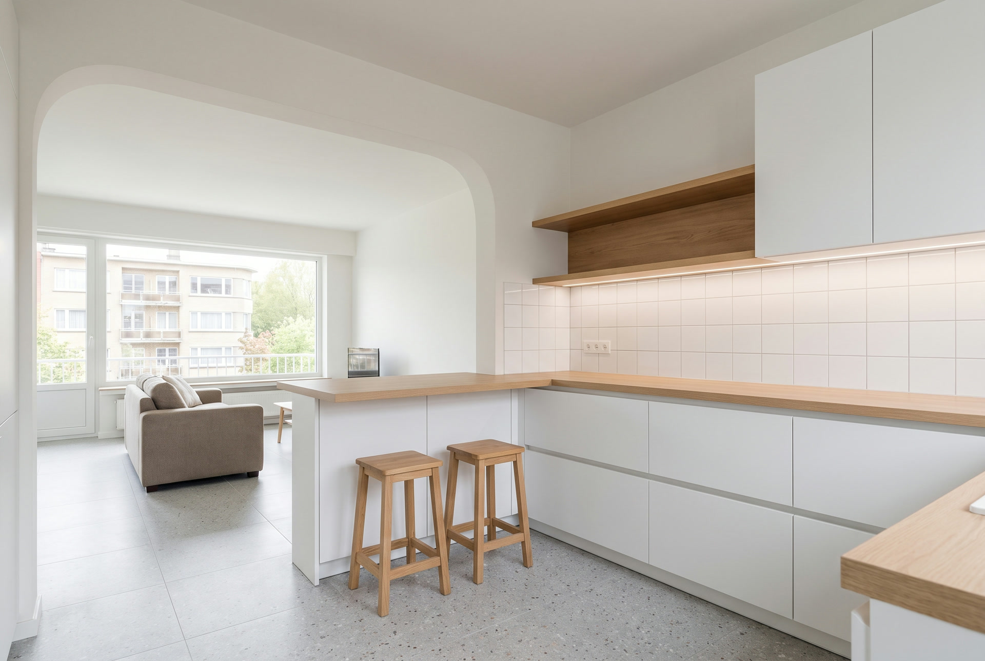 Cuisine d'appartement bruxellois des années 60 refaite et ouverte sur le séjour, illustration