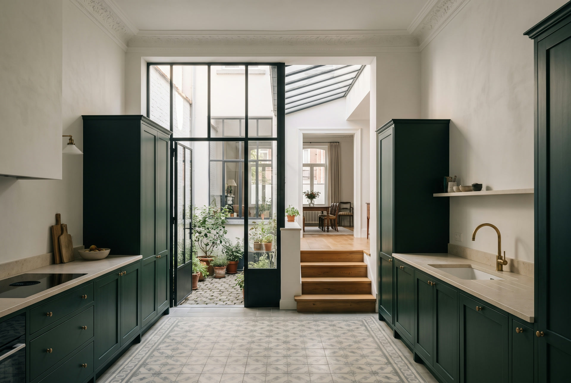 Cuisine de maison de maître bruxelloise au demi-niveau, verrière sur la courette, illustration